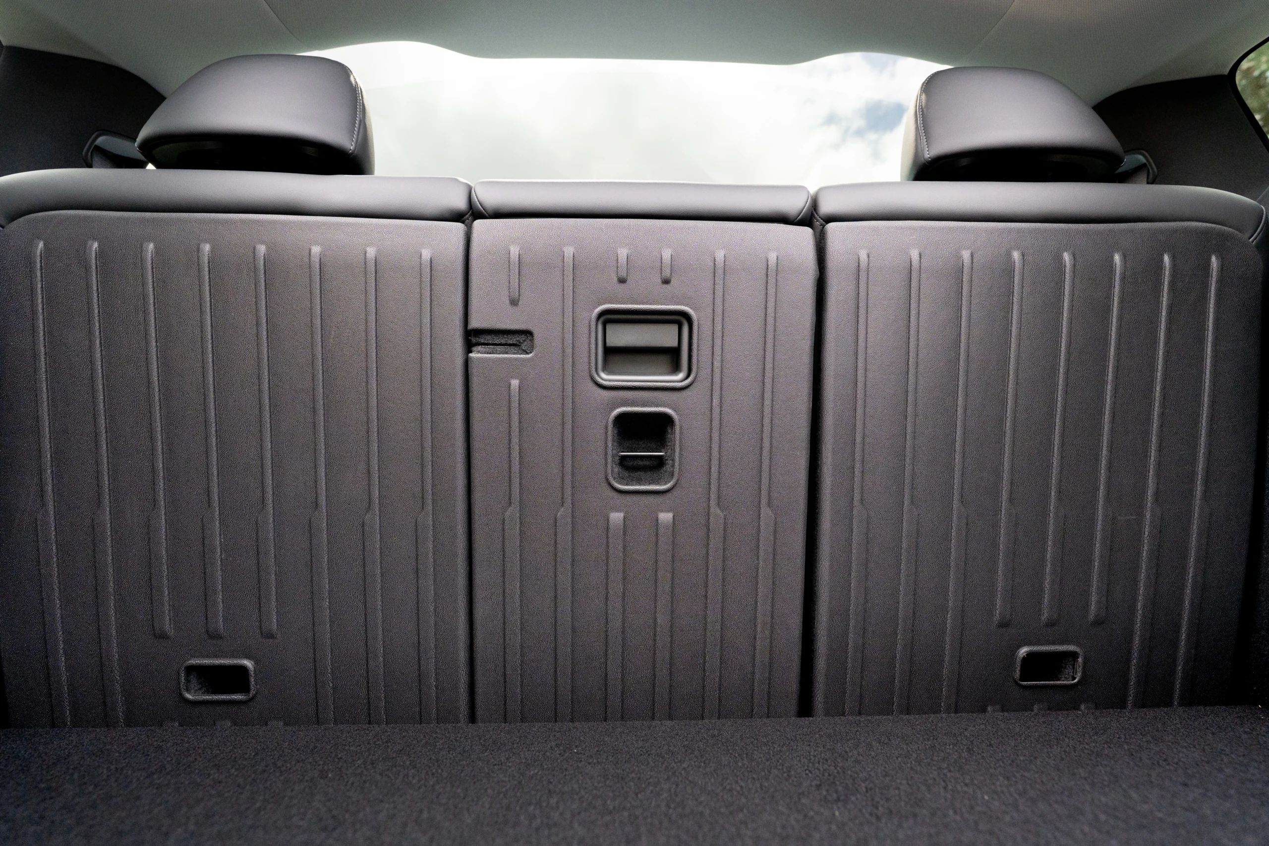 Mükemmel Üçlü - Model Y Juniper 2025+ Premium Paspas + Bagaj Havuz Seti + Arka Koltuk Koruyucu Set - Görsel 7