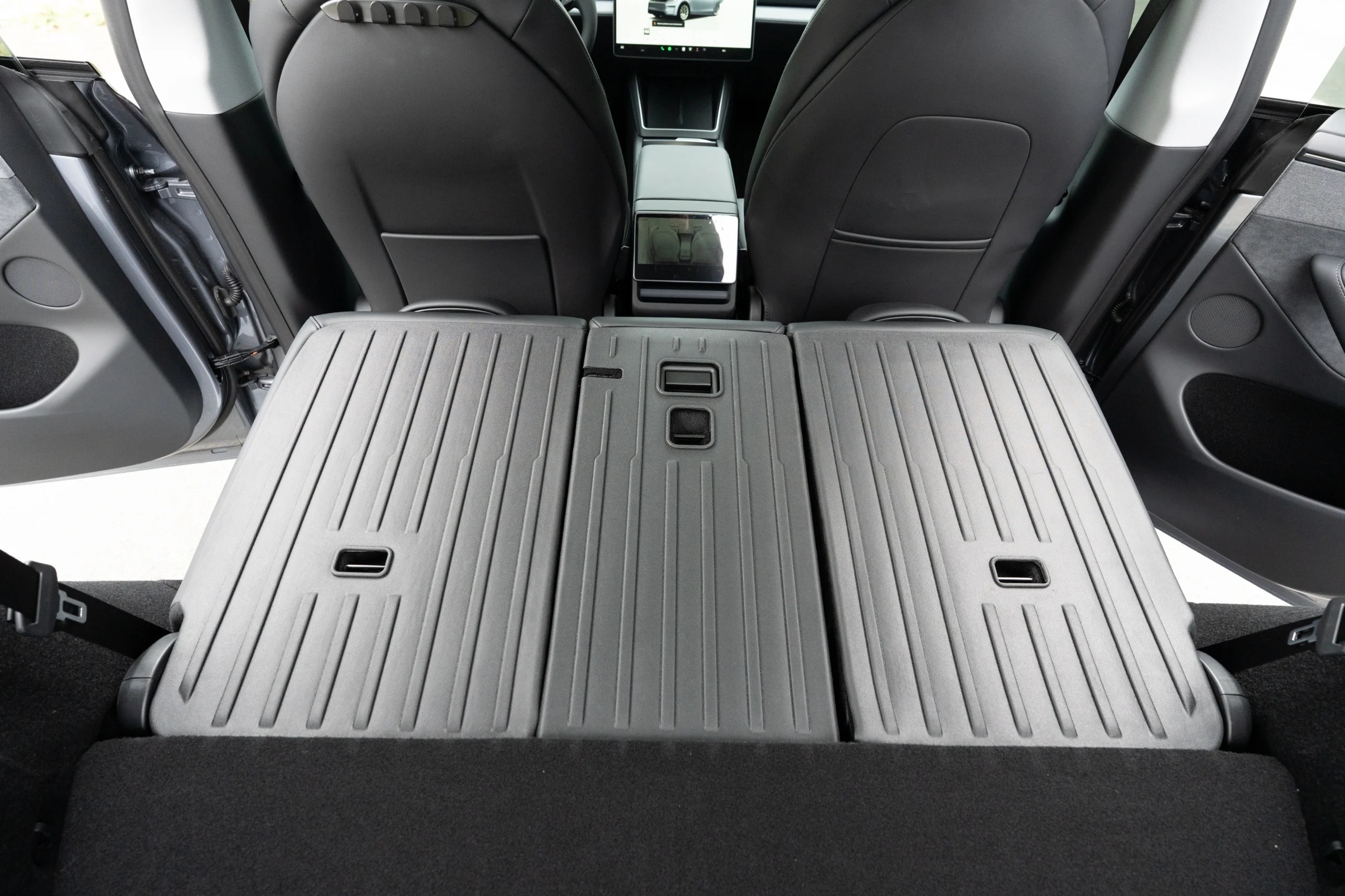 Mükemmel Üçlü - Model Y Juniper 2025+ Premium Paspas + Bagaj Havuz Seti + Arka Koltuk Koruyucu Set - Görsel 6