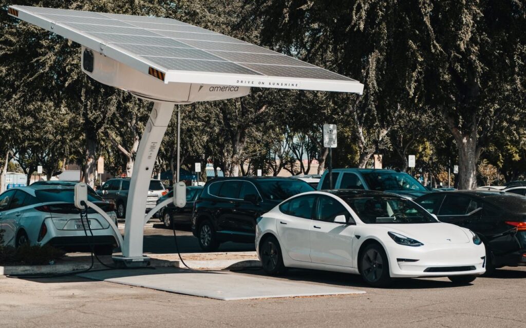 tesla model y juniper, tesla juniper, tesla model y 4 çeker, tesla model y long range, tesla güneş enerjisi, tesla çevre dostu sarj