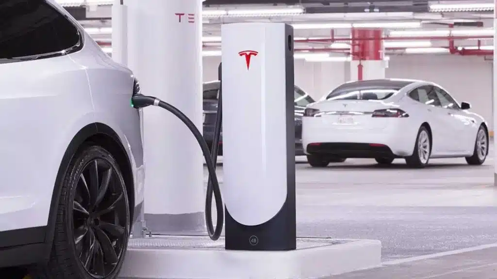 Tesla aracının Türkiye'deki bir hızlı şarj istasyonunda şarj olurken görüntüsü – Tesla Türkiye şarj altyapısı örneği, Tesla Türkiye şarj altyapısı