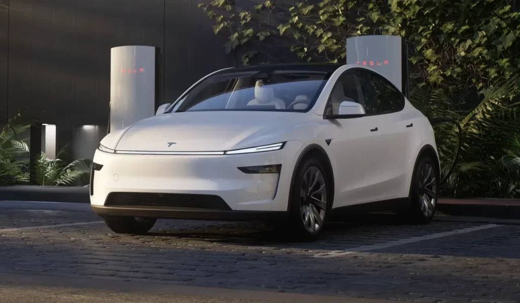 Tesla Model Y’nin iç mekânında beyaz vegan deri koltuklar, güneşlik takılmış cam tavan ve T Parts 3D havuzlu paspas setiyle koruma altına alınmış şekilde görüntüleniyor.